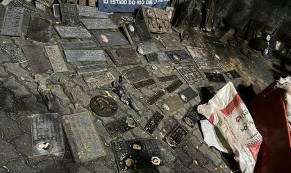 Polícia apreende 1.000 estátuas e placas furtadas em caminhão no RJ