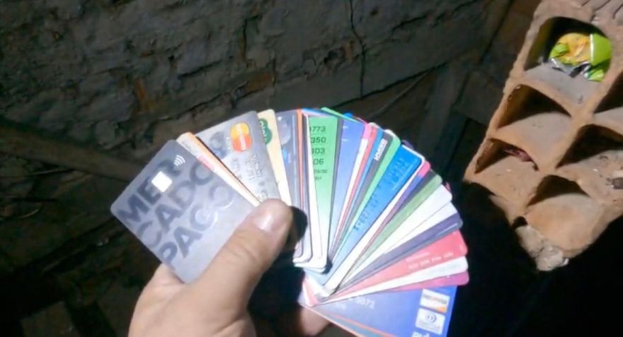 Cartões apreendidos durante operação • Reprodução