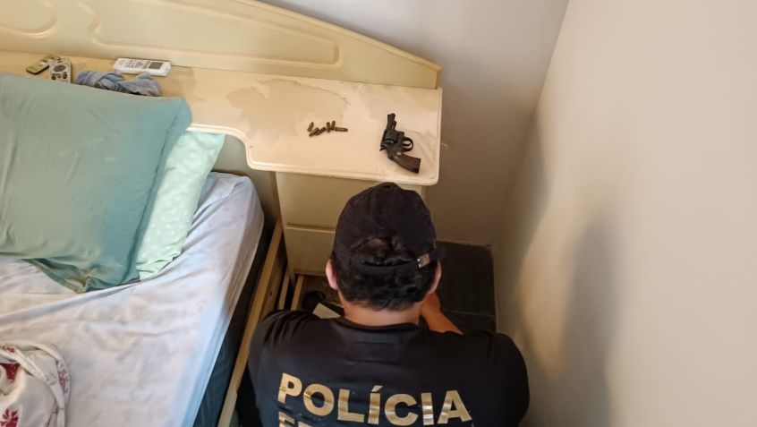 Um suspeito foi preso em flagrante com uma arma e munições, em São Pedro da Aldeia (RJ) •