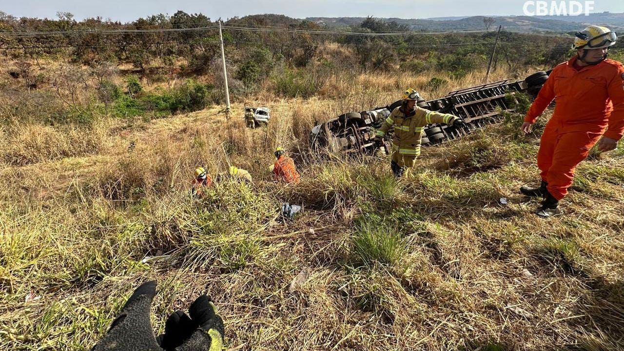 Colisão entre carro e caminhão deixa quatro mortos no DF