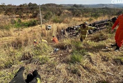 Colisão entre carro e caminhão deixa quatro mortos no DF