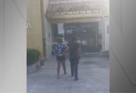 Menino de 4 anos é deixado sozinho em casa, vai à BR-101 e avó é presa