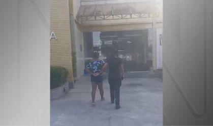 Menino de 4 anos é deixado sozinho em casa, vai à BR-101 e avó é presa