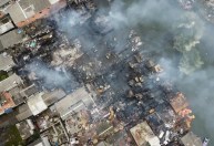 Cerca de 100 famílias foram atingidas por grande incêndio em Santos