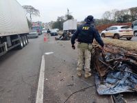 Acidente deixa três feridos graves e carro partido ao meio no Paraná