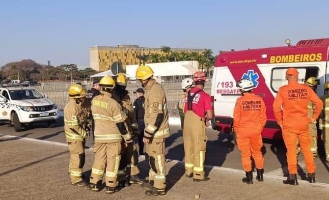 Bombeiros e policiais na Praça dos Três Poderes após encaminhamento de homem que ameaçou explodir bomba