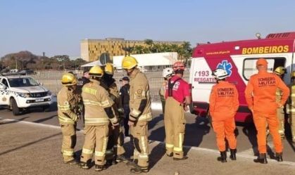 Bombeiros e policiais na Praça dos Três Poderes após encaminhamento de homem que ameaçou explodir bomba