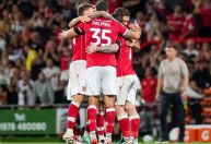 Wrexham vence nos pênaltis e se classifica na Copa da Liga após virada