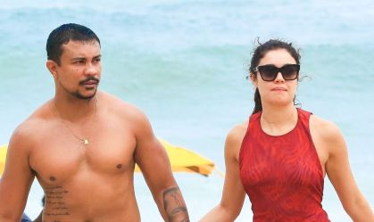 Sophie Charlotte e Xamã trocam beijos em praia no Rio; veja