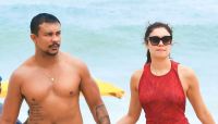 Sophie Charlotte e Xamã trocam beijos em praia no Rio; veja