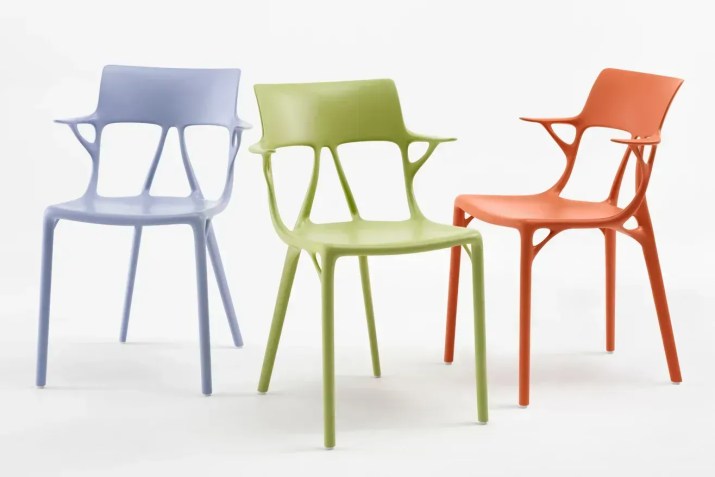 Feita com materiais reciclados, a linha de móveis AI de Philippe Starck apresenta a "primeira cadeira projetada fora do nosso cérebro", de acordo com o estúdio do designer francês • Simona Pesarini/Starck Network
