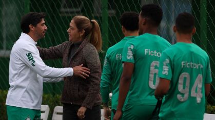 Abel Ferreira e Leila Pereira conversam no último treino do Palmeiras antes do Dérbi contra o Corinthians
