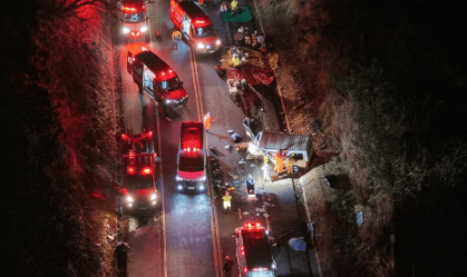 Colisão entre carro e van deixa quatro mortos e 16 feridos em MG