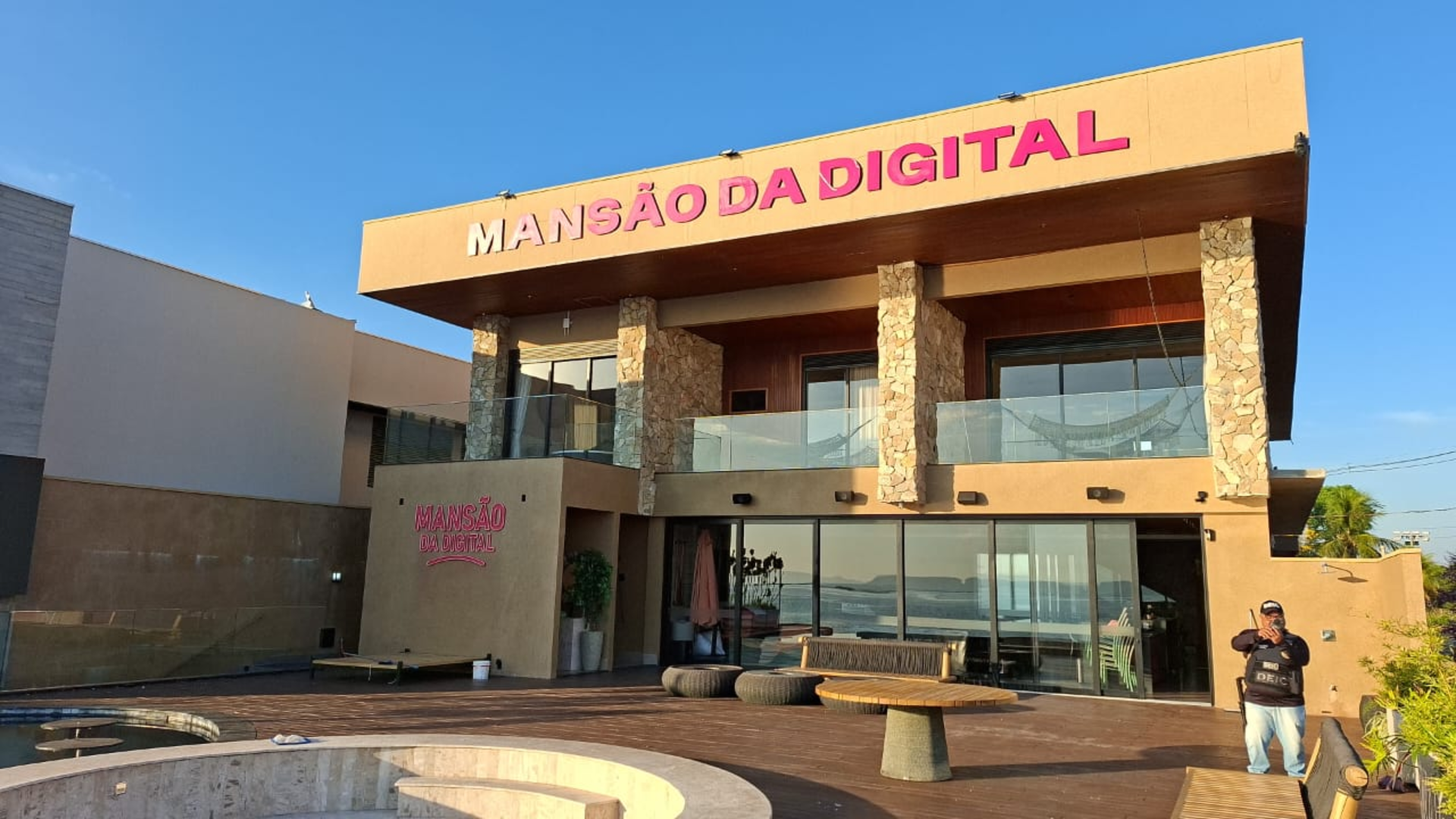 Influenciadora Karol Digital tem mansão chamada "Mansão da Digital" • Reprodução
