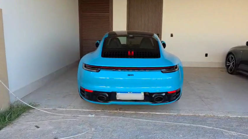 Carro de luxo estacionado em mansão de Karol Digital • Reprodução