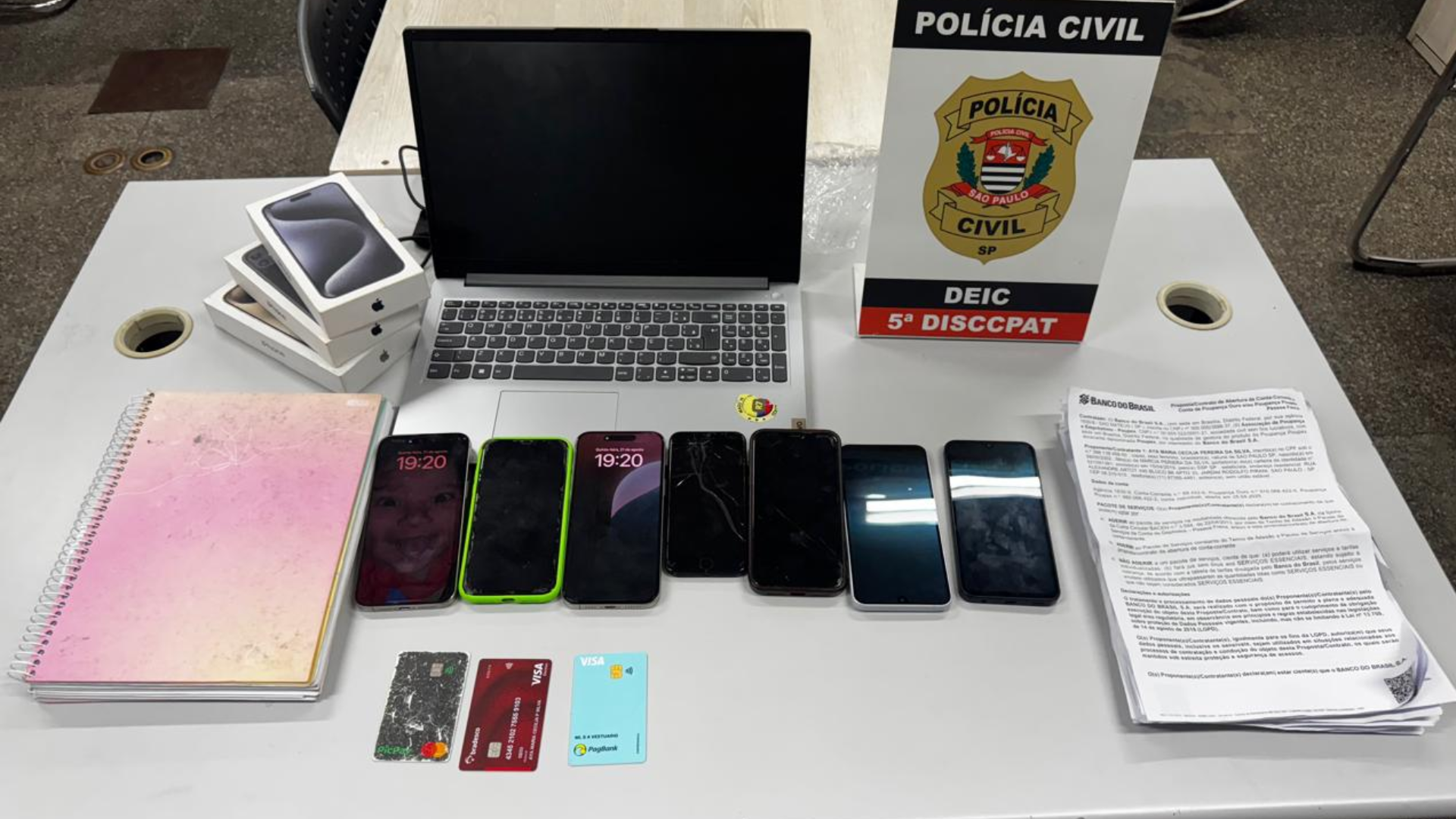 No local das prisões, os policiais recolheram celulares, notebooks e documentos