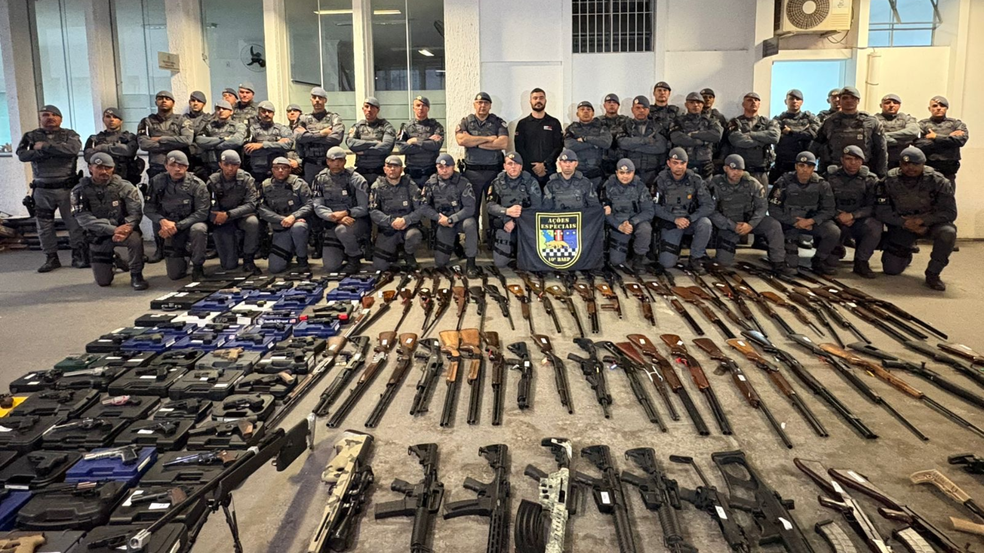 Um dos locais era uma loja clandestina de armas, onde foram encontradas revólveres e pistolas sem número de registro