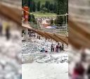 Ponte desaba em ponto turístico e deixa cinco mortos na China