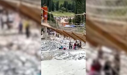 Ponte desaba em ponto turístico e deixa cinco mortos na China