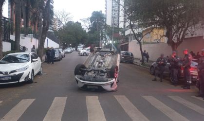 Esposa do ator Fulvio Stefanini capota carro após acidente em SP