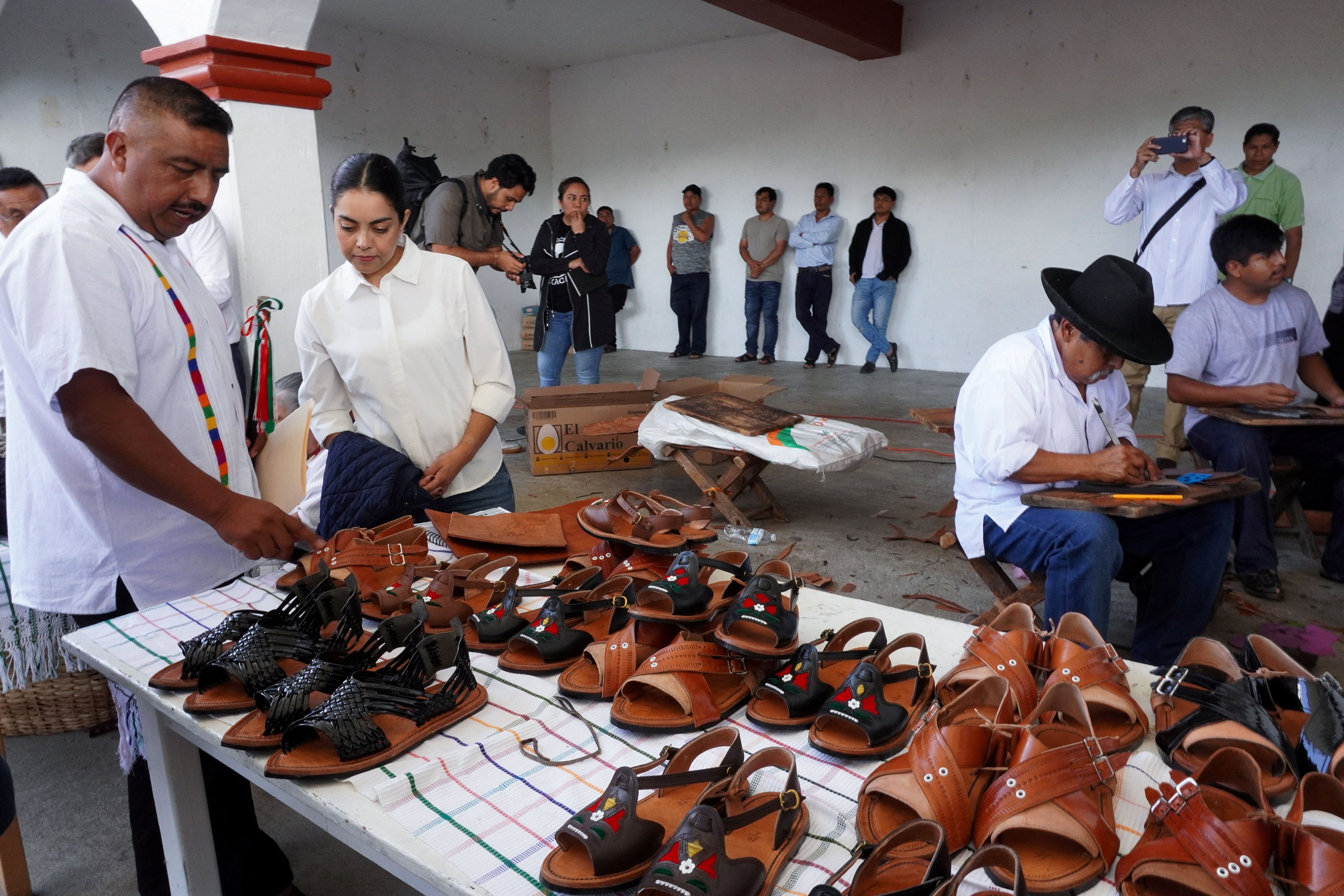 Karen González, chefe do Departamento Jurídico e de Conformidade da Adidas México, conversa com prefeito de Villa Hidalgo Yalalag, Eric Fabián