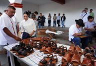 Adidas visita cidade indígena para pedir desculpas por design de calçado