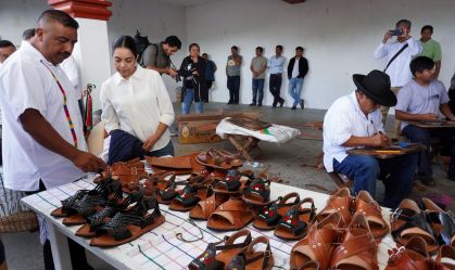 Adidas visita cidade indígena para pedir desculpas por design de calçado