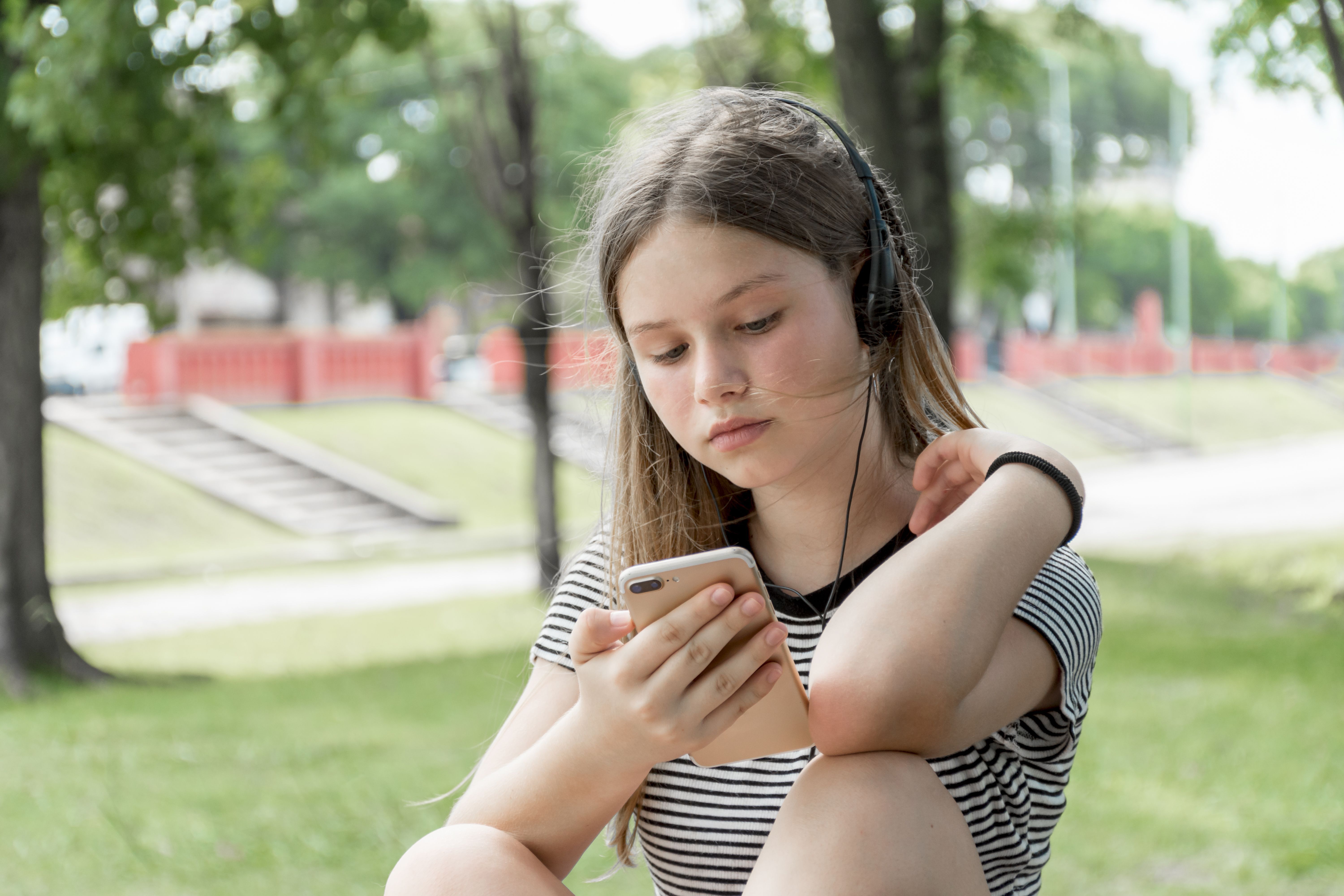 adolescente usando celular