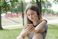 Restrição de celular na escola ajuda no combate à adultização, diz ministro