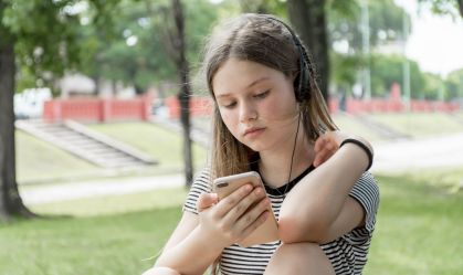 Restrição de celular na escola ajuda no combate à adultização, diz ministro