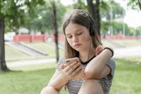 Restrição de celular na escola ajuda no combate à adultização, diz ministro