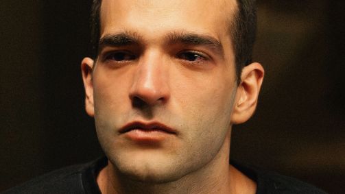 Afonso corta o cabelo em tratamento de câncer em "Vale Tudo"