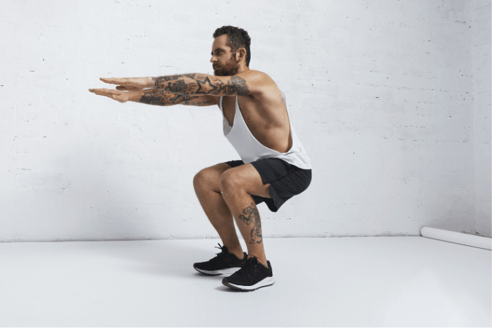 Clássico, agachamento trabalha músculos como coxas e panturrilha. • Freepik