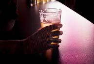 Alcoolismo secundário: quando beber compensa o sofrimento emocional
