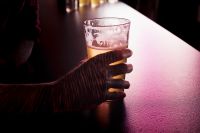Alcoolismo secundário: quando beber compensa o sofrimento emocional