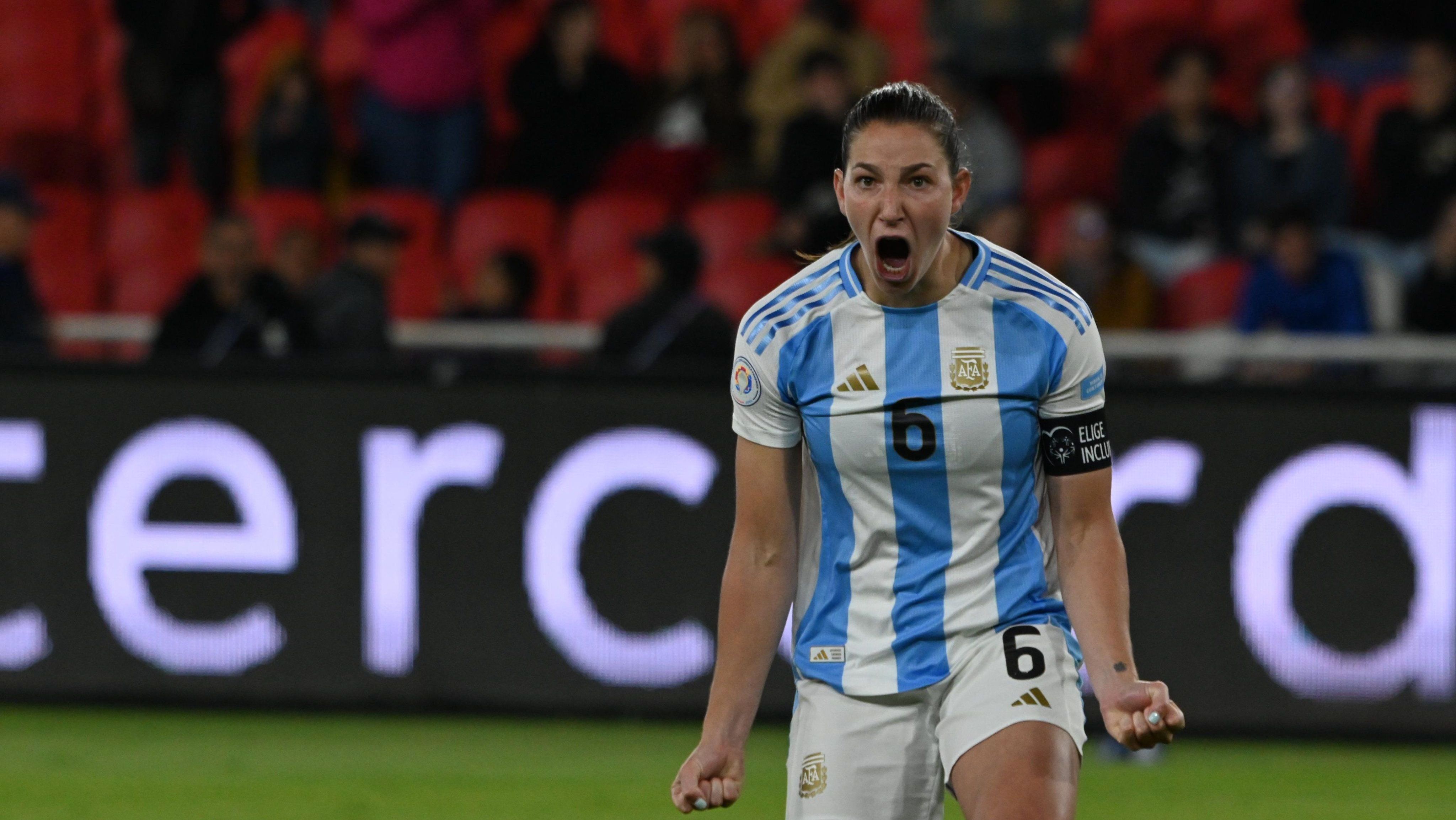 Aldana Cometti, jogadora da Argentina, comemorando um gol