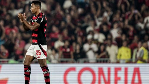 Alex Sandro antes de ser substituído em Flamengo x Vitória
