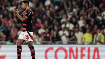 Alex Sandro antes de ser substituído em Flamengo x Vitória