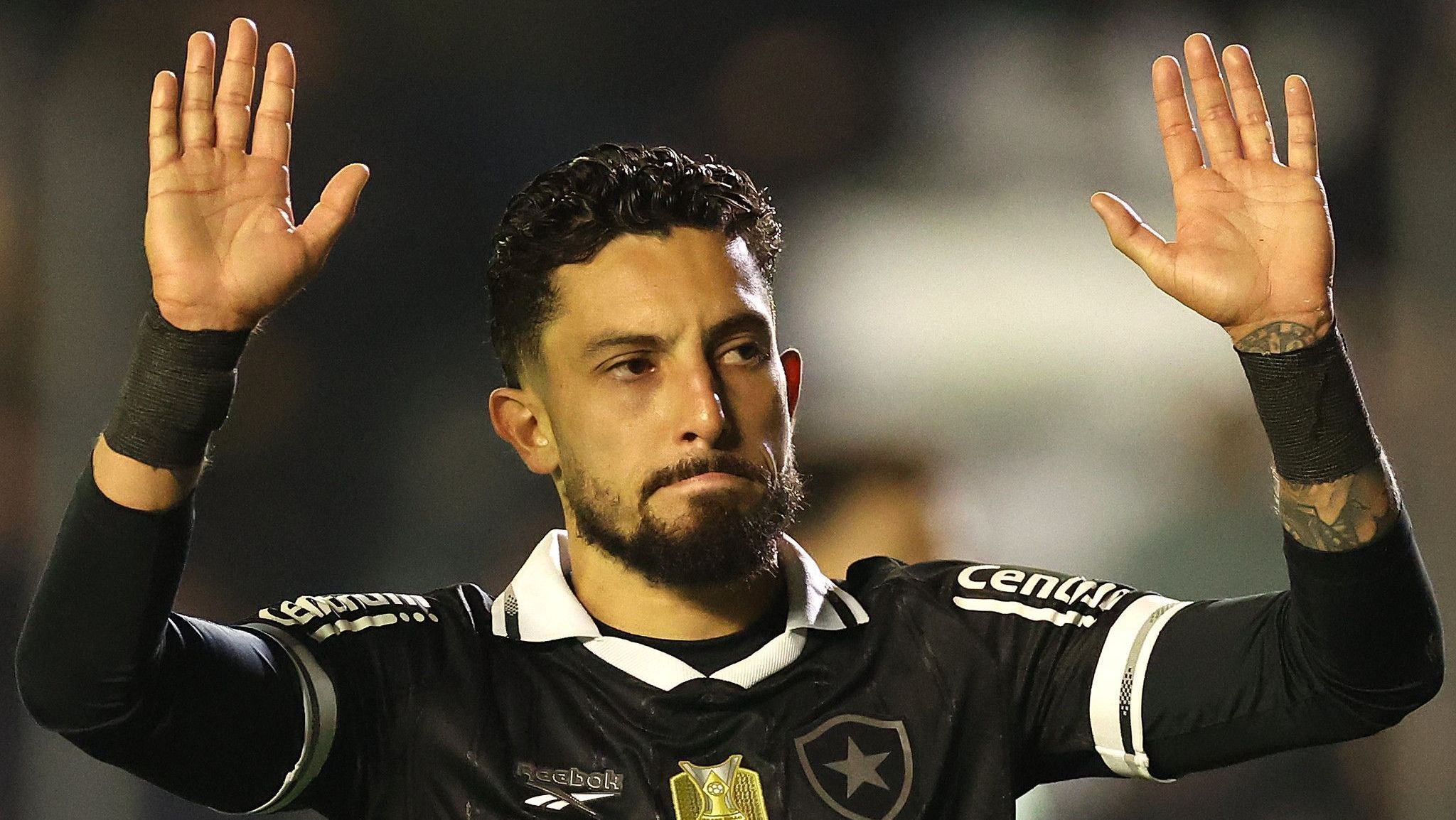 Alex Telles, do Botafogo, não comemorando o gol contra o ex-time