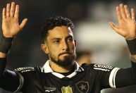 Alex Telles é substituído com dores em Grêmio x Botafogo e preocupa