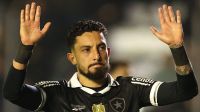 Alex Telles é substituído com dores em Grêmio x Botafogo e preocupa