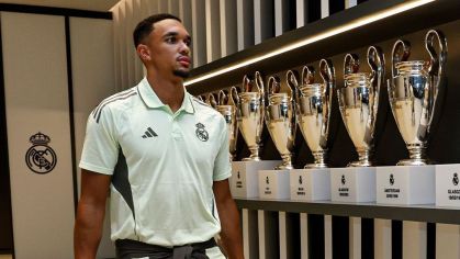 Alexander Arnold chega ao Santiago Bernabeu, antes de Real Madrid x Osasuna