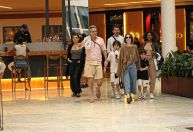 Alexandre Nero curte domingo com esposa e filhos no shopping; veja fotos