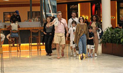 Alexandre Nero curte domingo com esposa e filhos no shopping; veja fotos