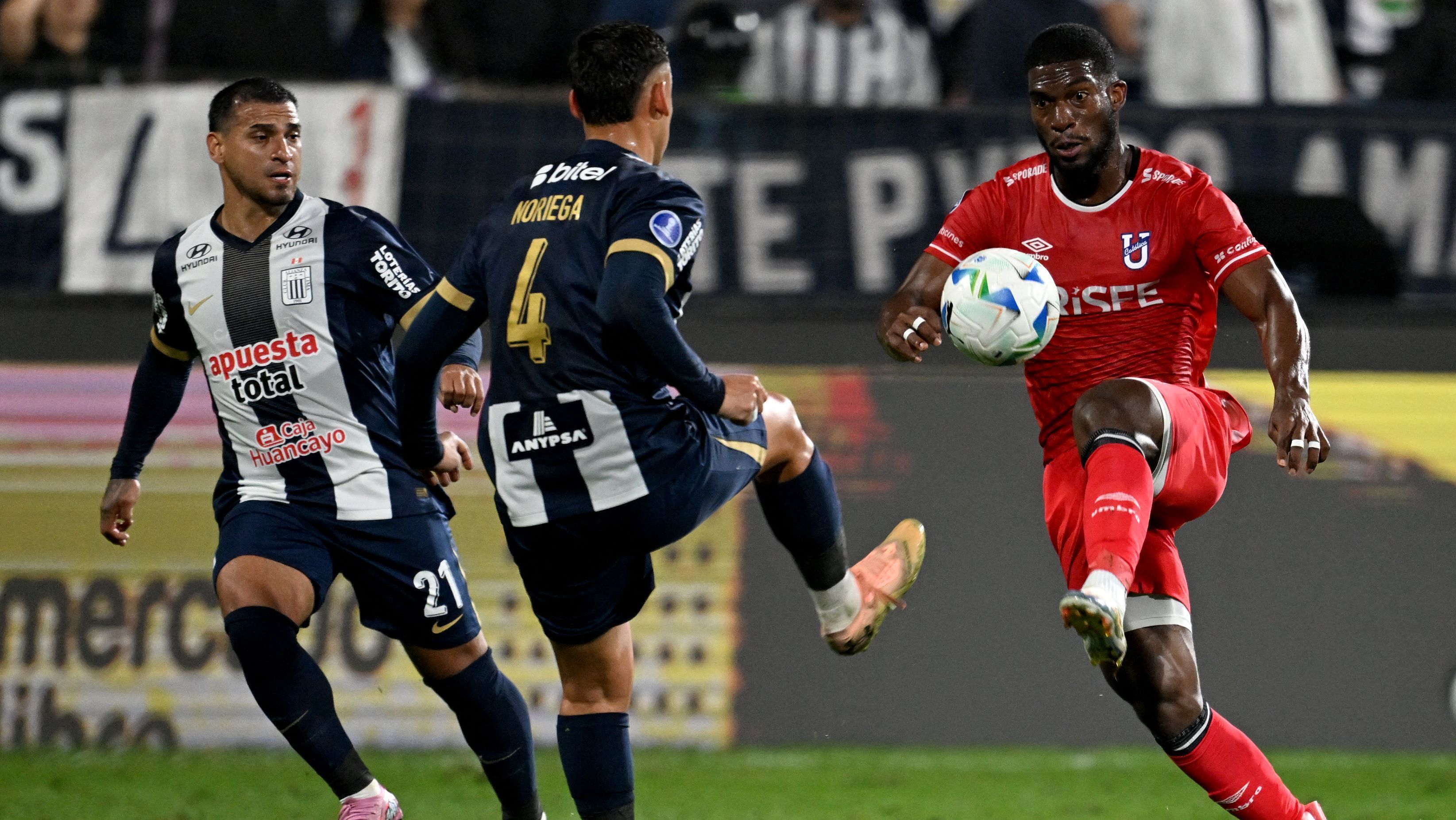 Lance de Alianza Lima x Universidad Católica, pela Sul-Americana