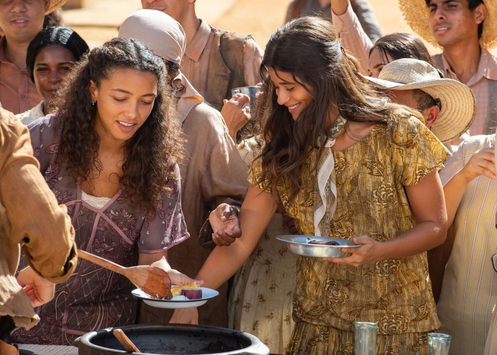 Otília (Alice Carvalho) e Rosa (Isadora Cruz)