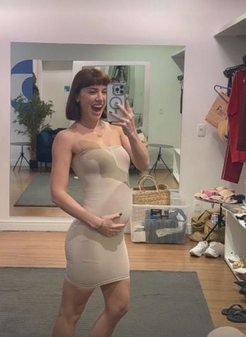 Alice Wegmann posa com barriga de grávida de Solange de "Vale Tudo" • Instagram / Alice Wegmann