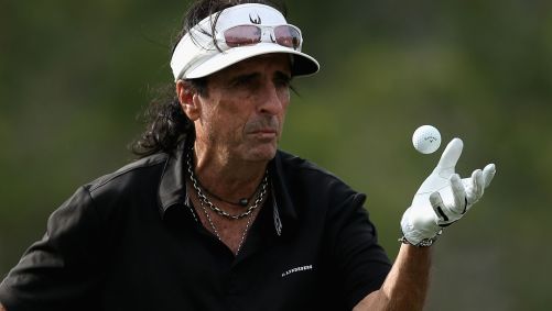 Alice Cooper, estrela do rock, joga golfe