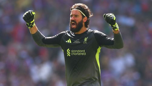 Alisson comemora gol do Liverpool na Supercopa da Inglaterra
