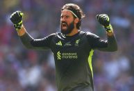 Alisson completa 300 jogos pelo Liverpool em estreia da Premier League
